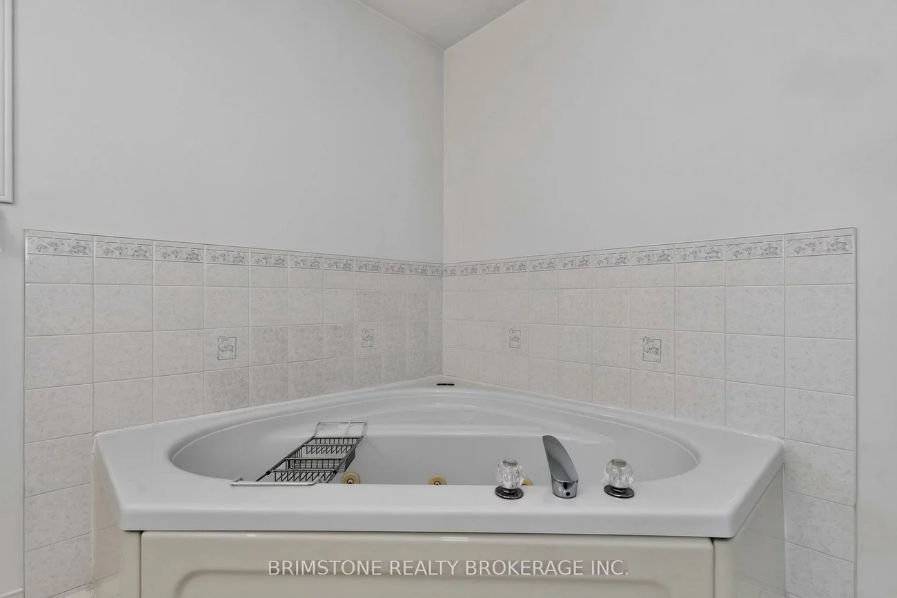 28, Selkirk, Holly, Barrie