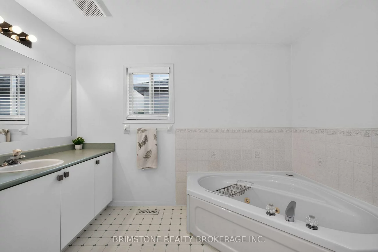 28, Selkirk, Holly, Barrie