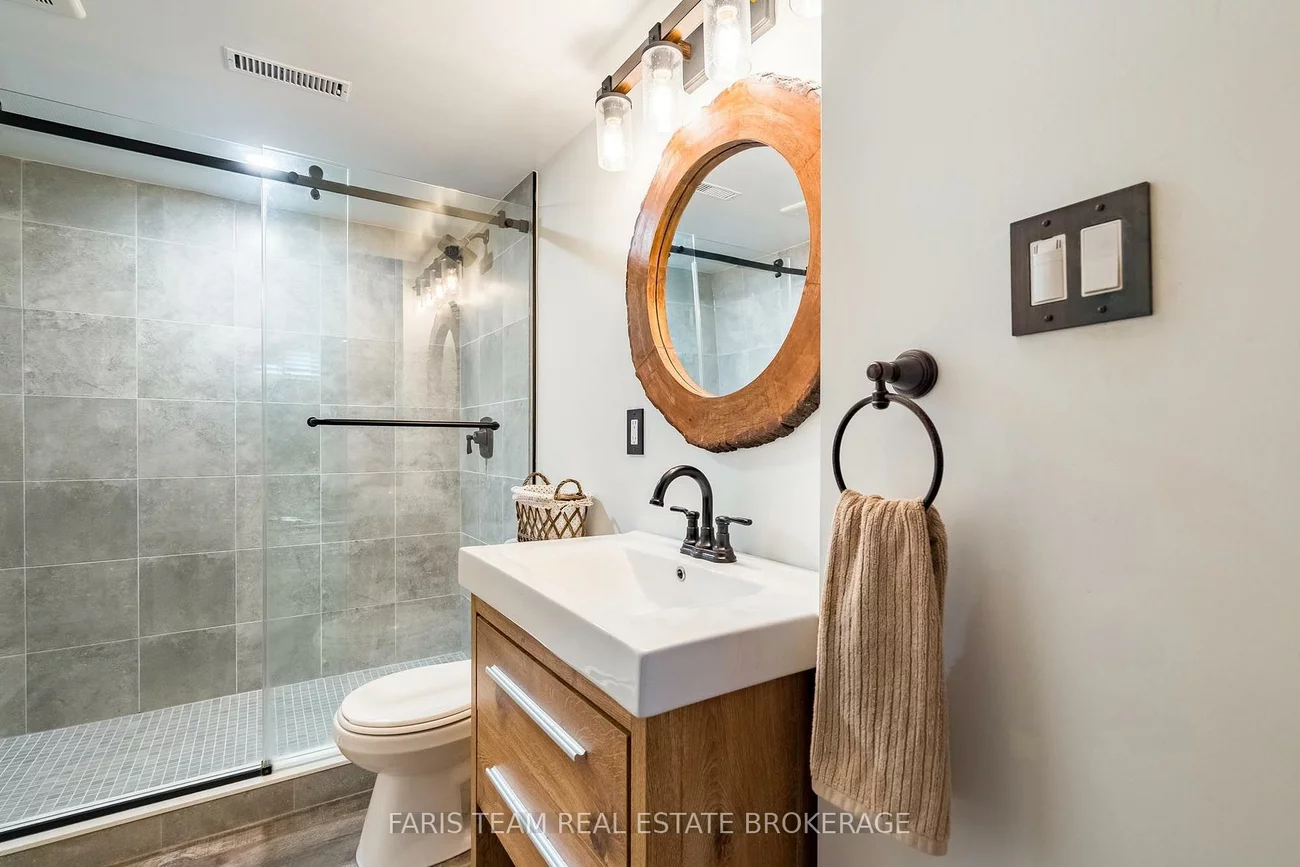 111, Monarchy, Innis-Shore, Barrie