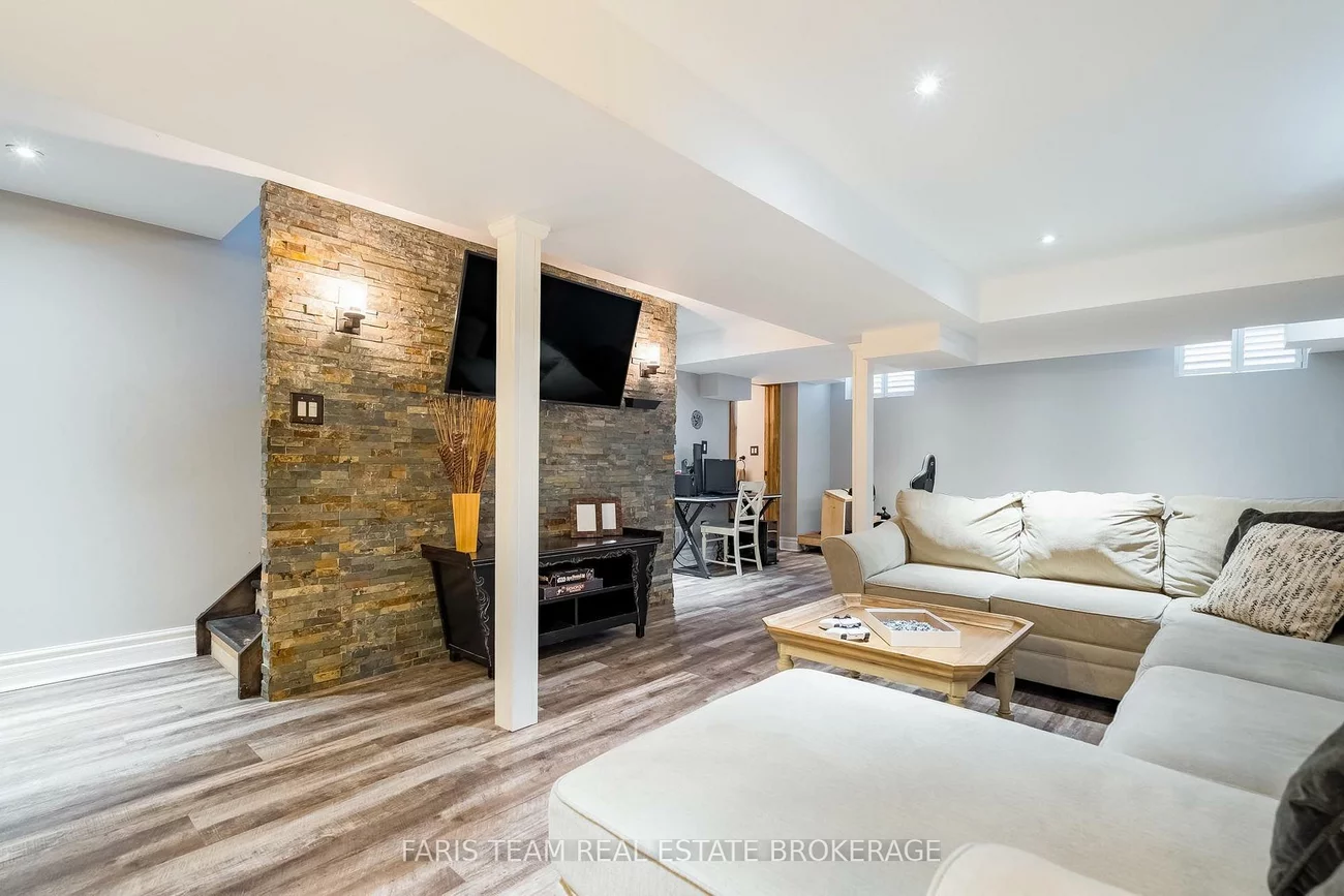 111, Monarchy, Innis-Shore, Barrie