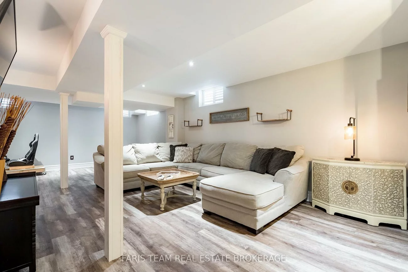 111, Monarchy, Innis-Shore, Barrie