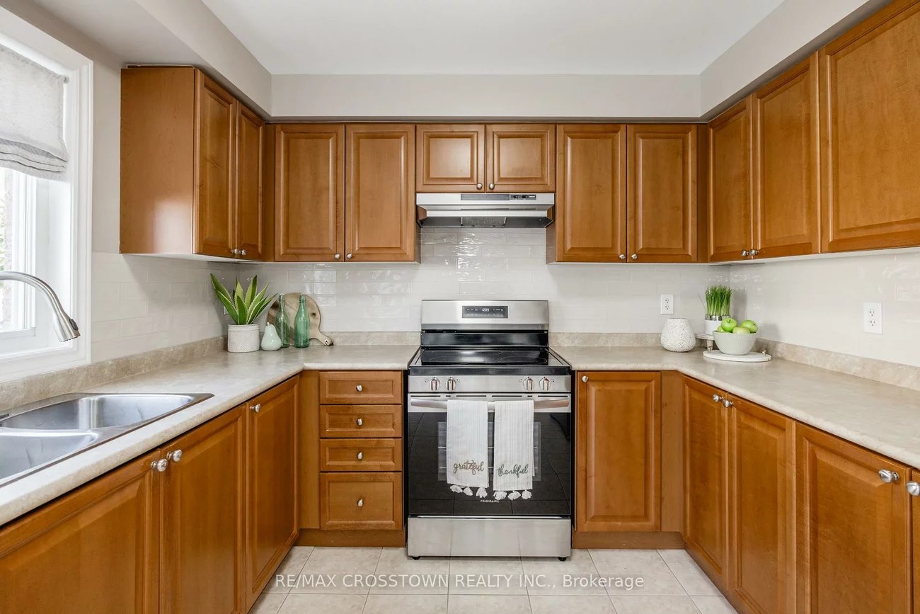 22, Maple Crown, Innis-Shore, Barrie