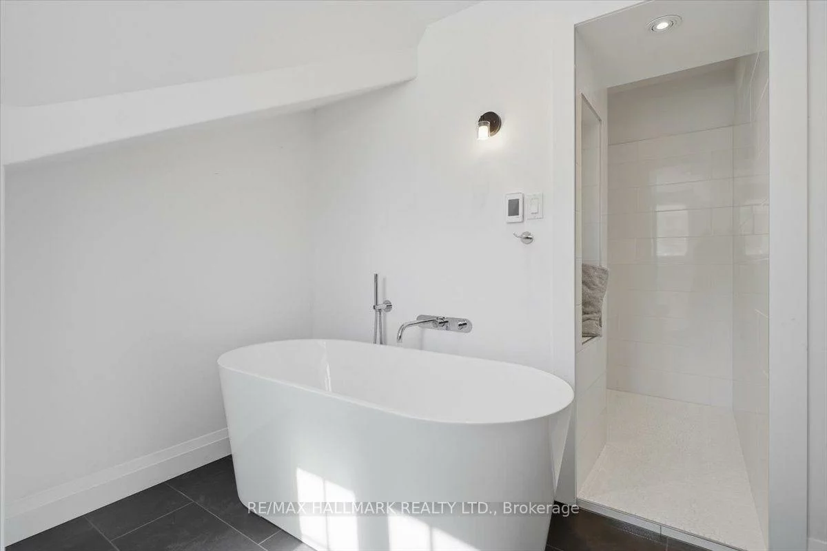 105, Duckworth, Codrington, Barrie