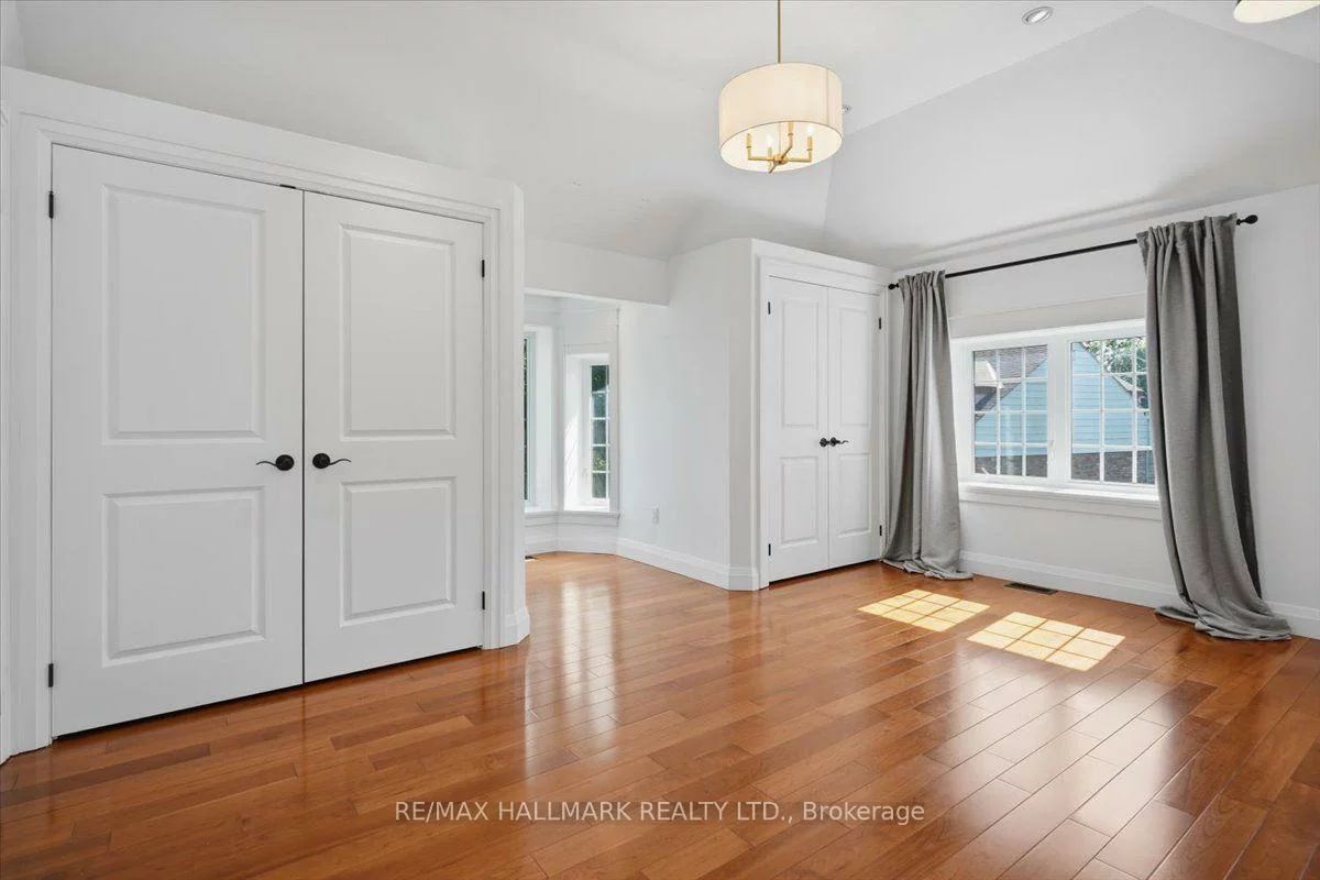 105, Duckworth, Codrington, Barrie