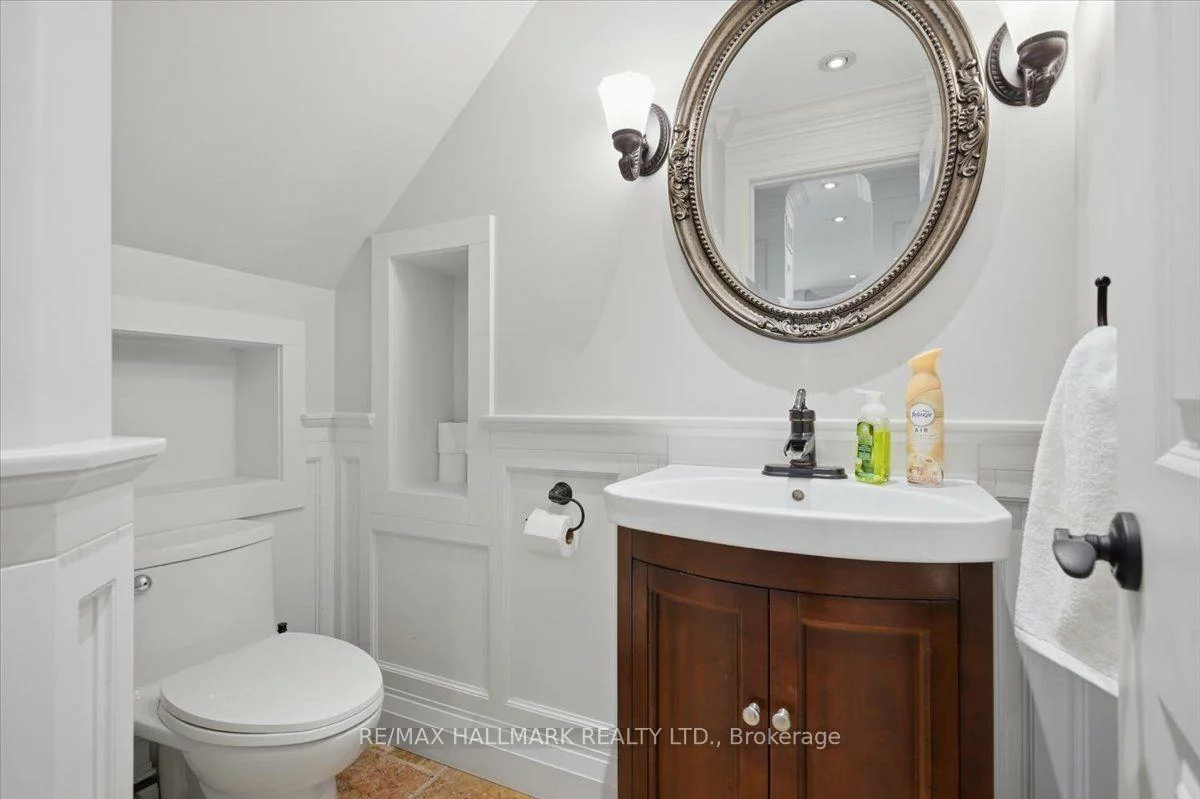 105, Duckworth, Codrington, Barrie
