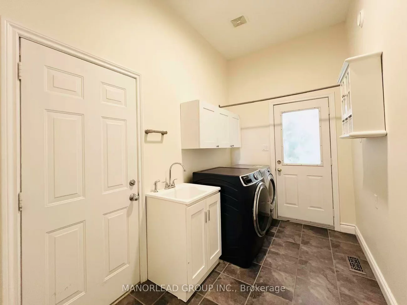 42, Parisian, Innis-Shore, Barrie