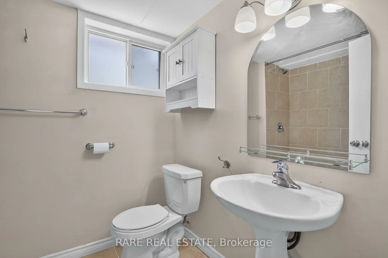 38, Lay, Wellington, Barrie
