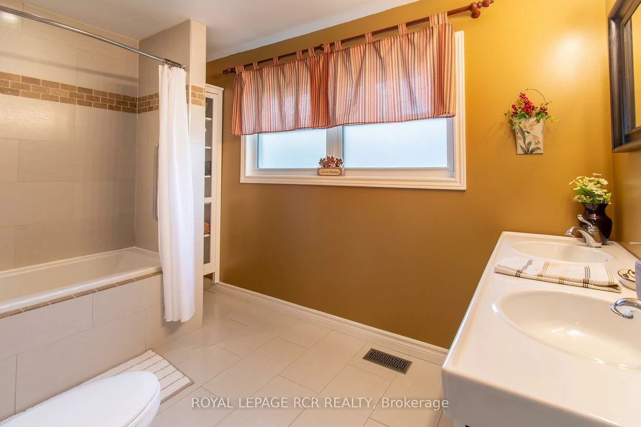 18, Oak, Wellington, Barrie