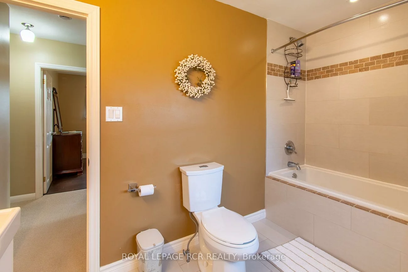 18, Oak, Wellington, Barrie