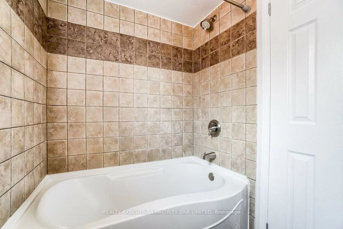 17, Drake, Painswick South, Barrie