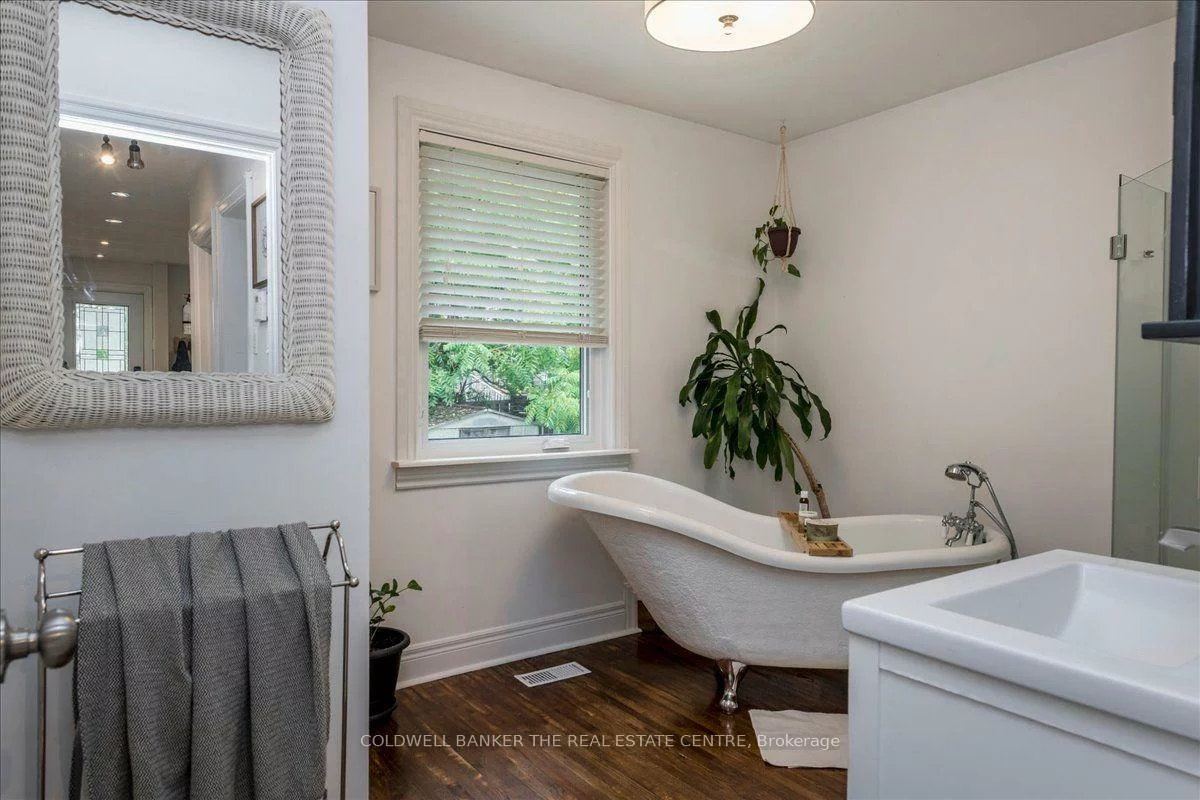 18, Agnes, Wellington, Barrie