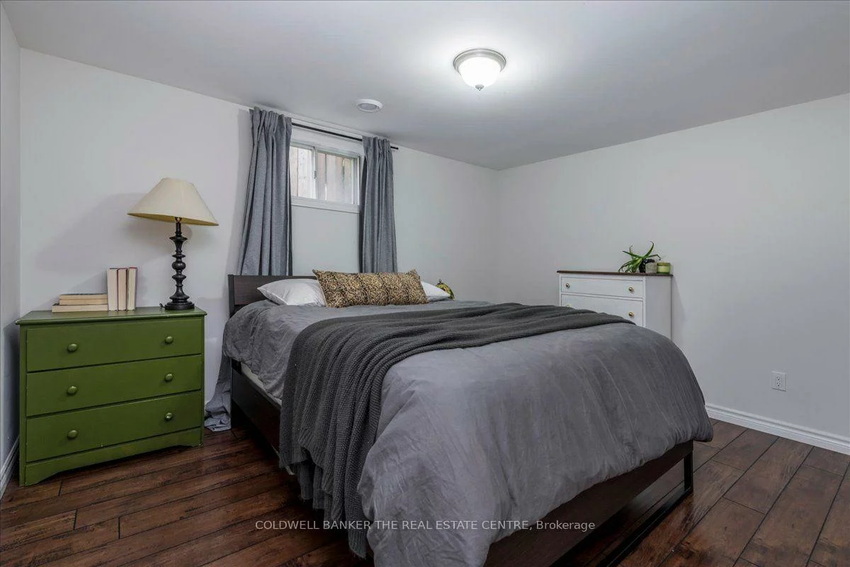 18, Agnes, Wellington, Barrie