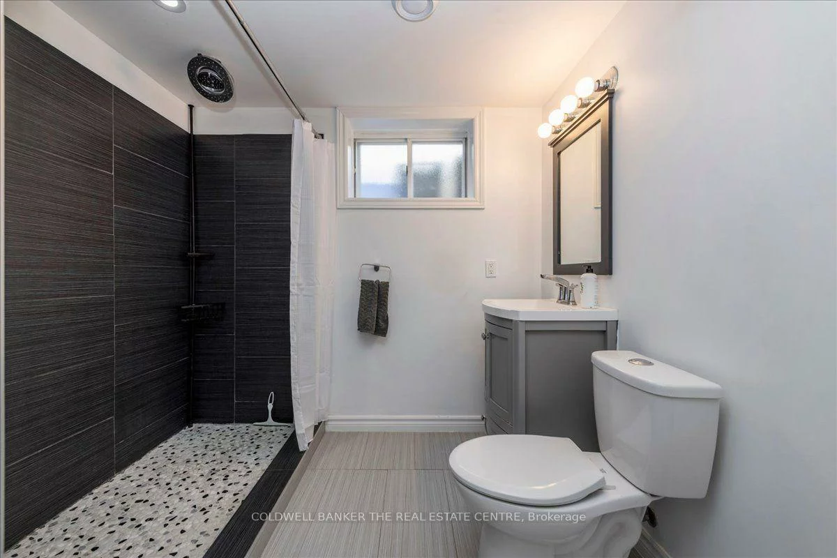 18, Agnes, Wellington, Barrie