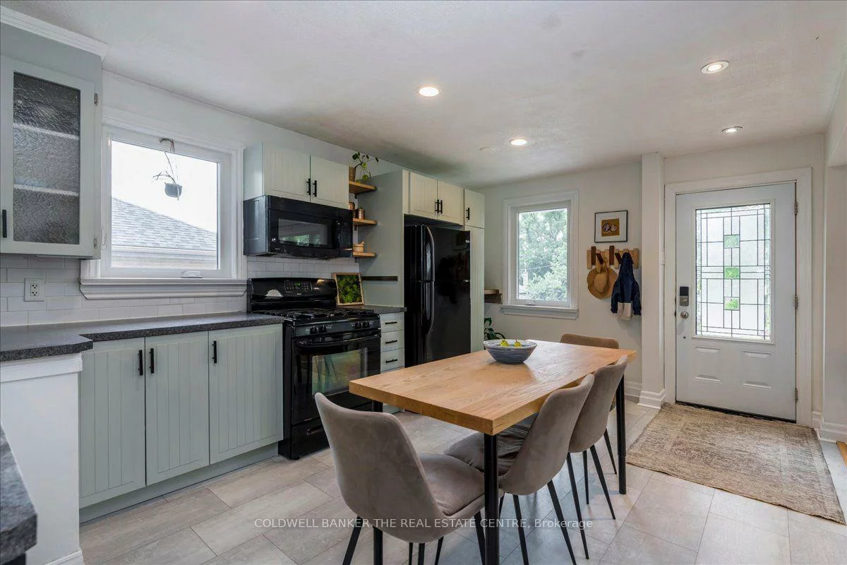 18, Agnes, Wellington, Barrie