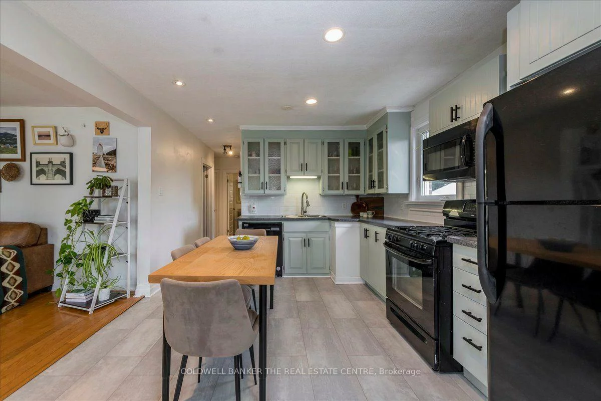 18, Agnes, Wellington, Barrie