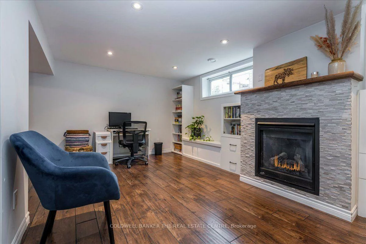 18, Agnes, Wellington, Barrie