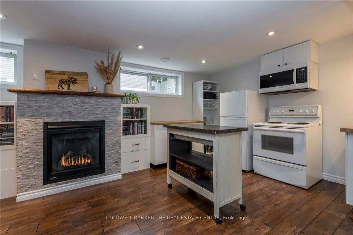 18, Agnes, Wellington, Barrie