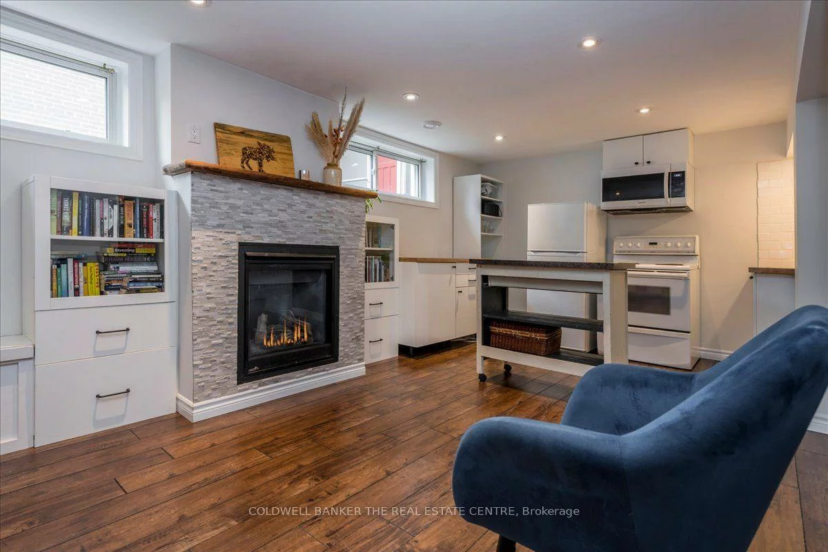 18, Agnes, Wellington, Barrie