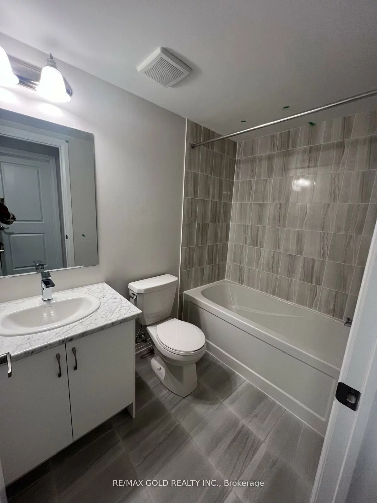 21, Baynes, Bradford, Bradford West Gwillimbury