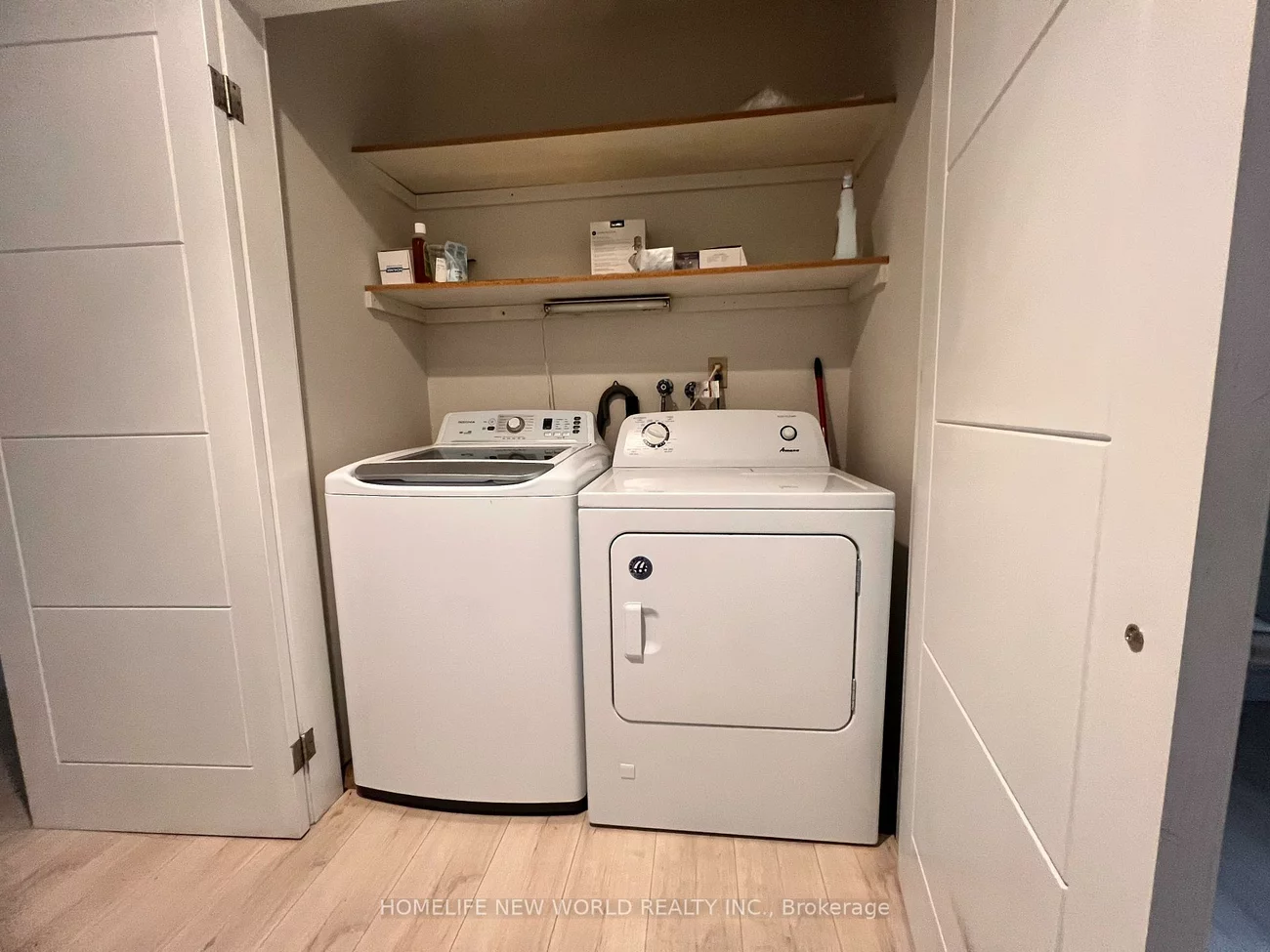 98, Thornton (Main Floor&lower studio), Bradford, Bradford West Gwillimbury