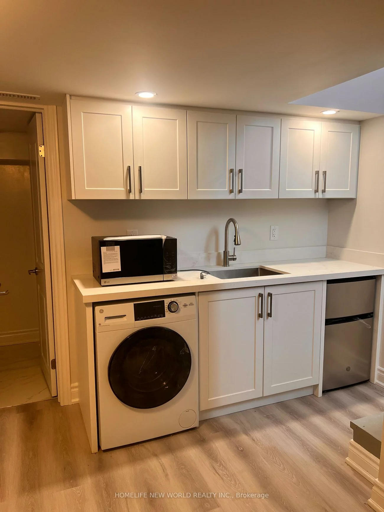 98, Thornton (Main Floor&lower studio), Bradford, Bradford West Gwillimbury