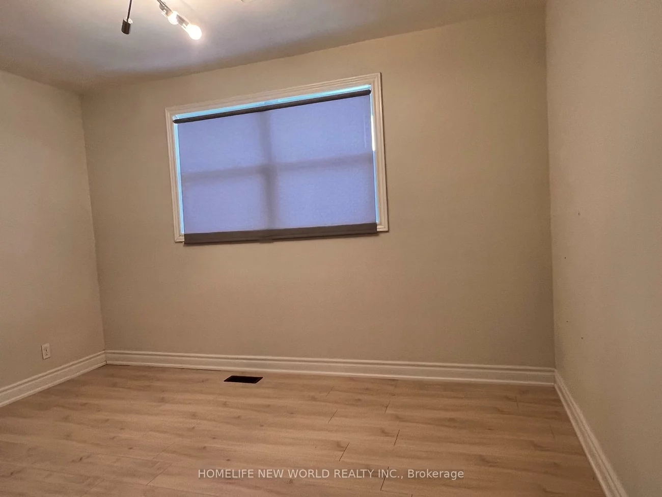 98, Thornton (Main Floor&lower studio), Bradford, Bradford West Gwillimbury