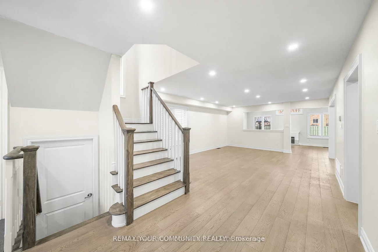 32, Downy Emerald, Bradford, Bradford West Gwillimbury