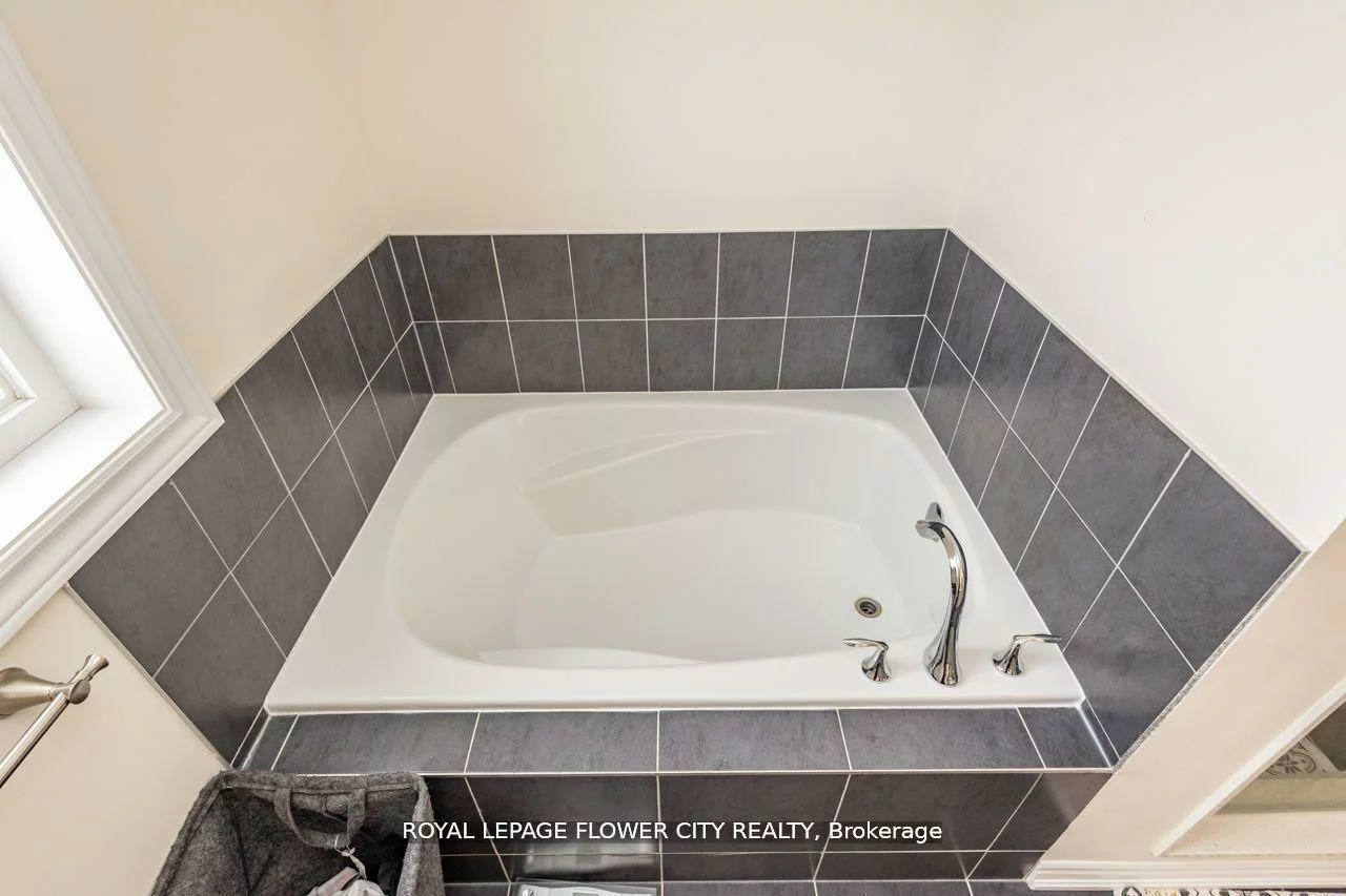 13, Ferragine, Bradford, Bradford West Gwillimbury