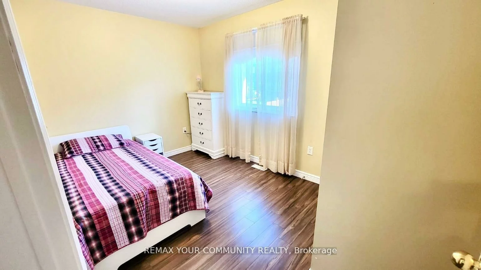20, Veseli, Bradford, Bradford West Gwillimbury