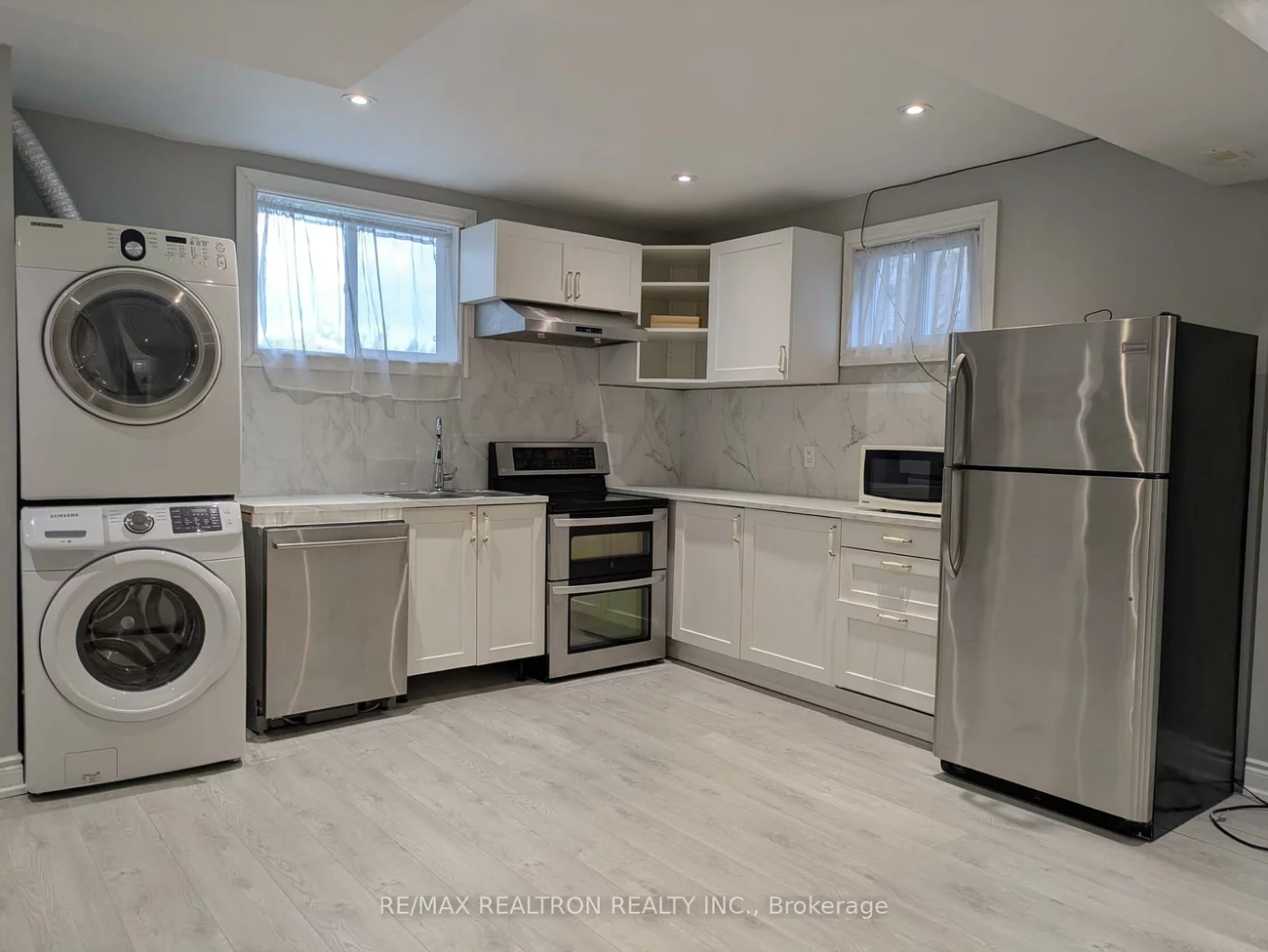 48, Imperial, Bradford, Bradford West Gwillimbury