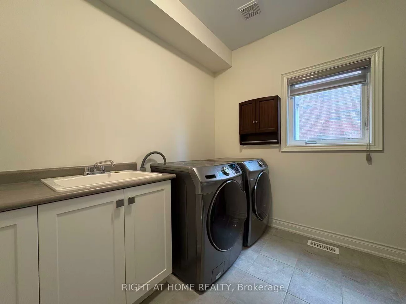 4, Empire, Bradford, Bradford West Gwillimbury