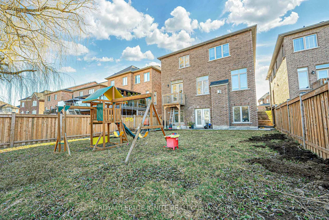 61, Gibson, Bradford, Bradford West Gwillimbury