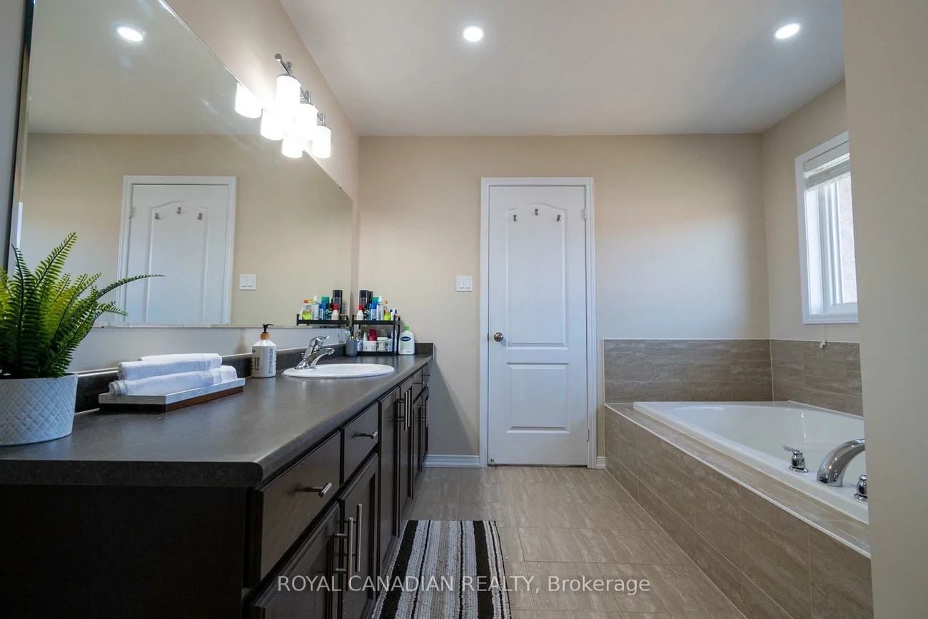 213, Richardson, Bradford, Bradford West Gwillimbury