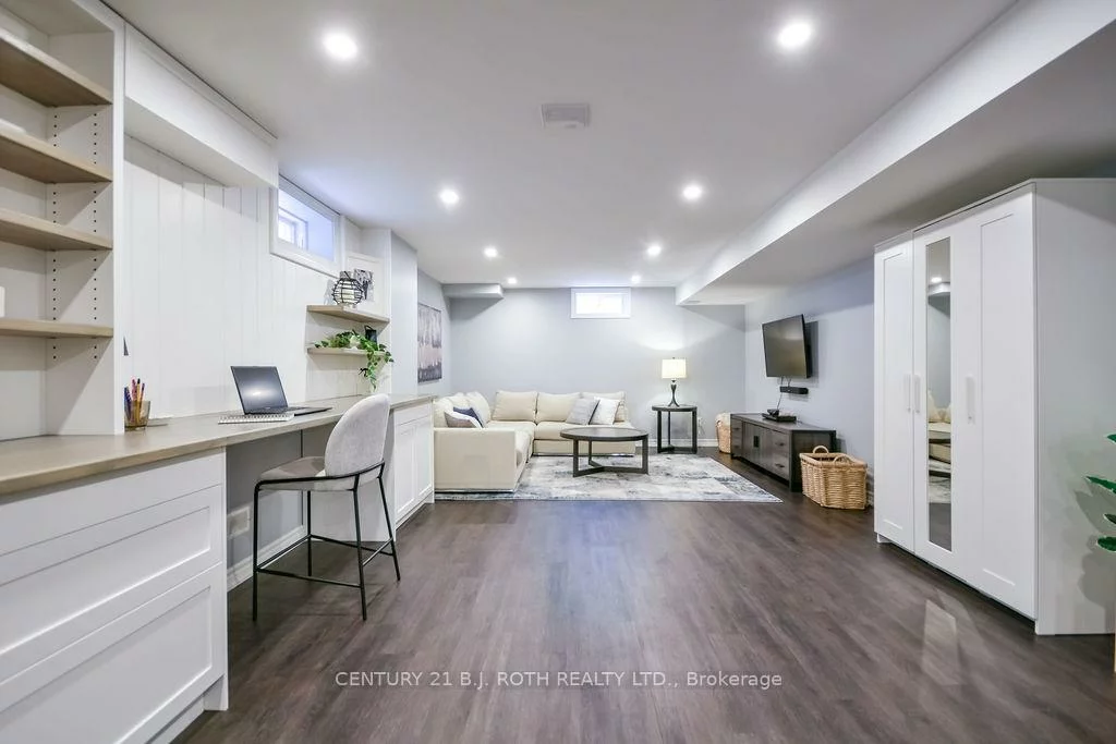 304, Downy Emerald, Bradford, Bradford West Gwillimbury