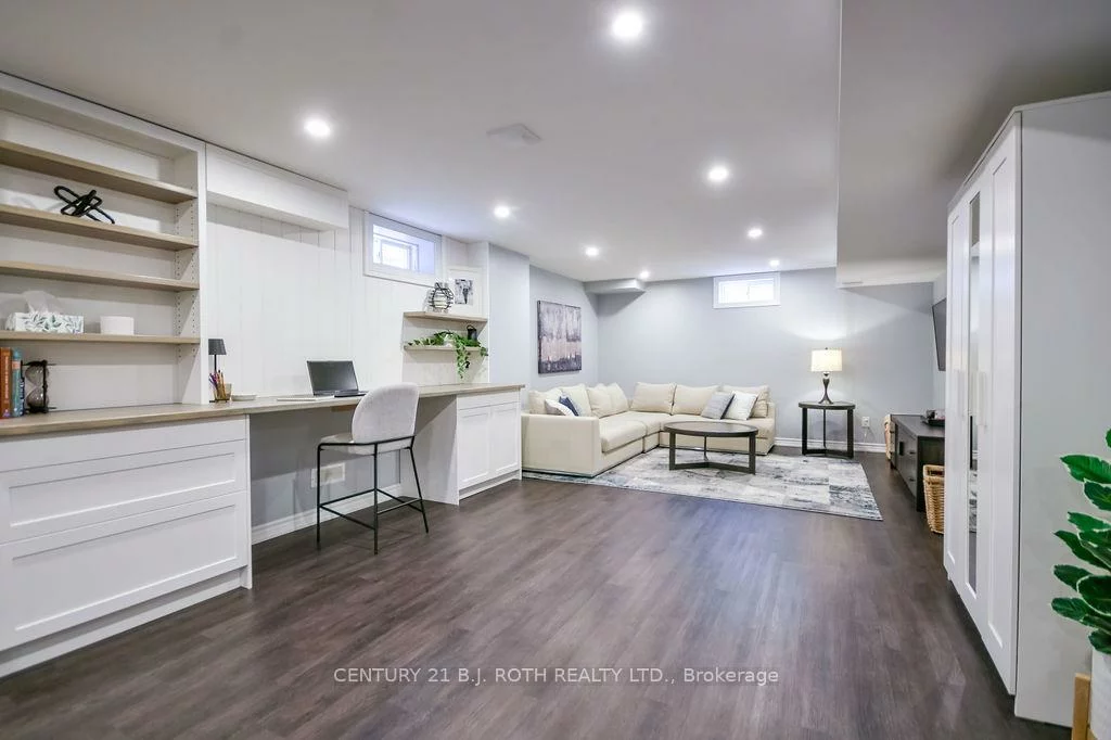 304, Downy Emerald, Bradford, Bradford West Gwillimbury