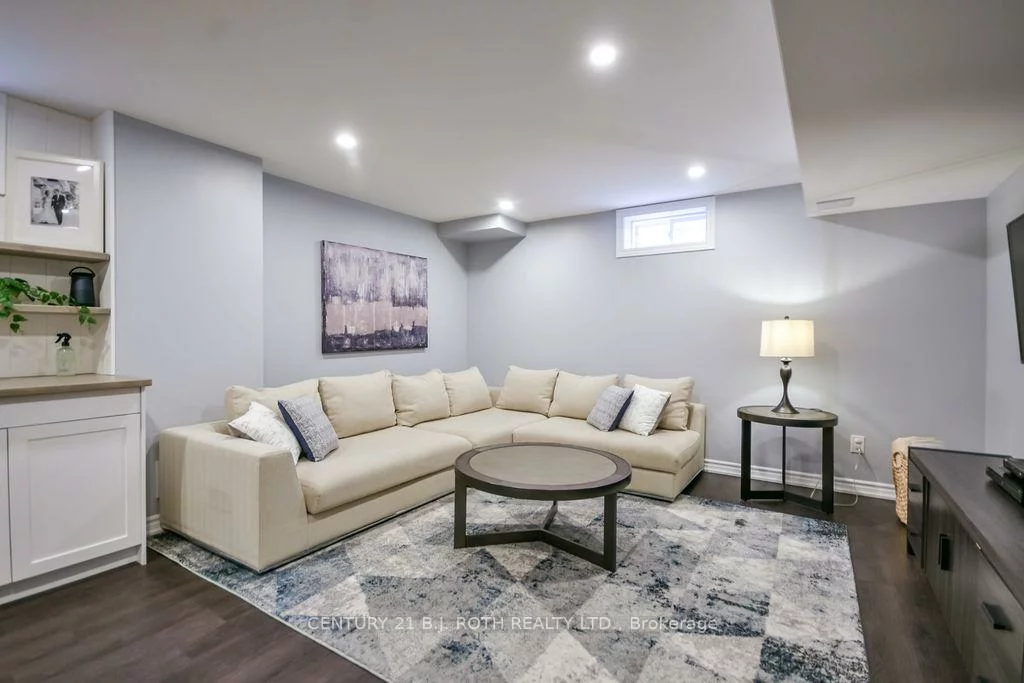 304, Downy Emerald, Bradford, Bradford West Gwillimbury