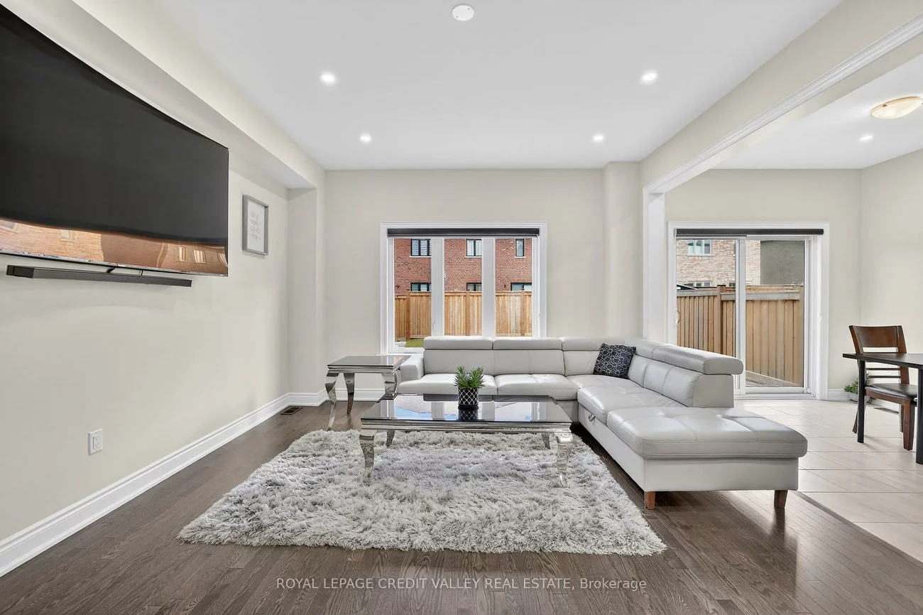 29, Memorial, Bradford, Bradford West Gwillimbury