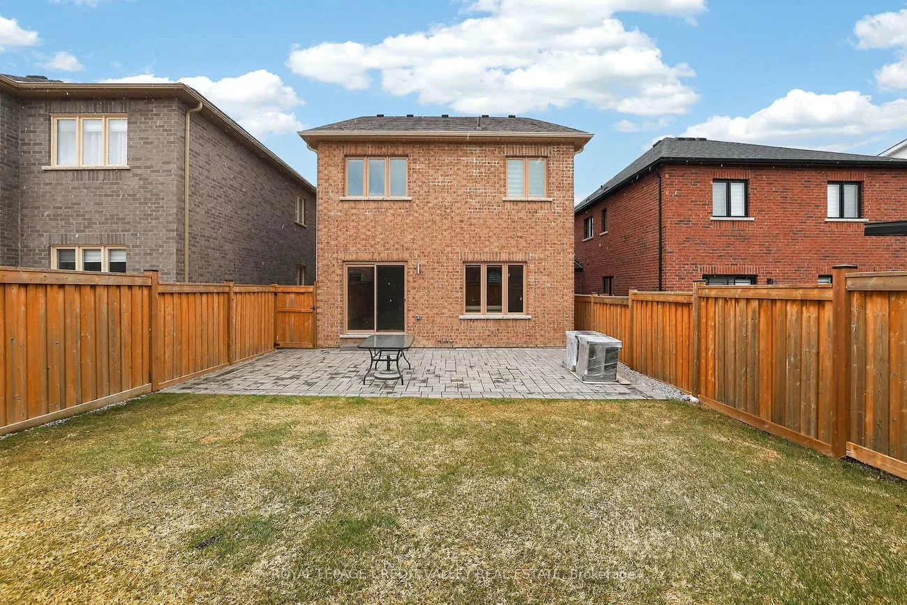 29, Memorial, Bradford, Bradford West Gwillimbury