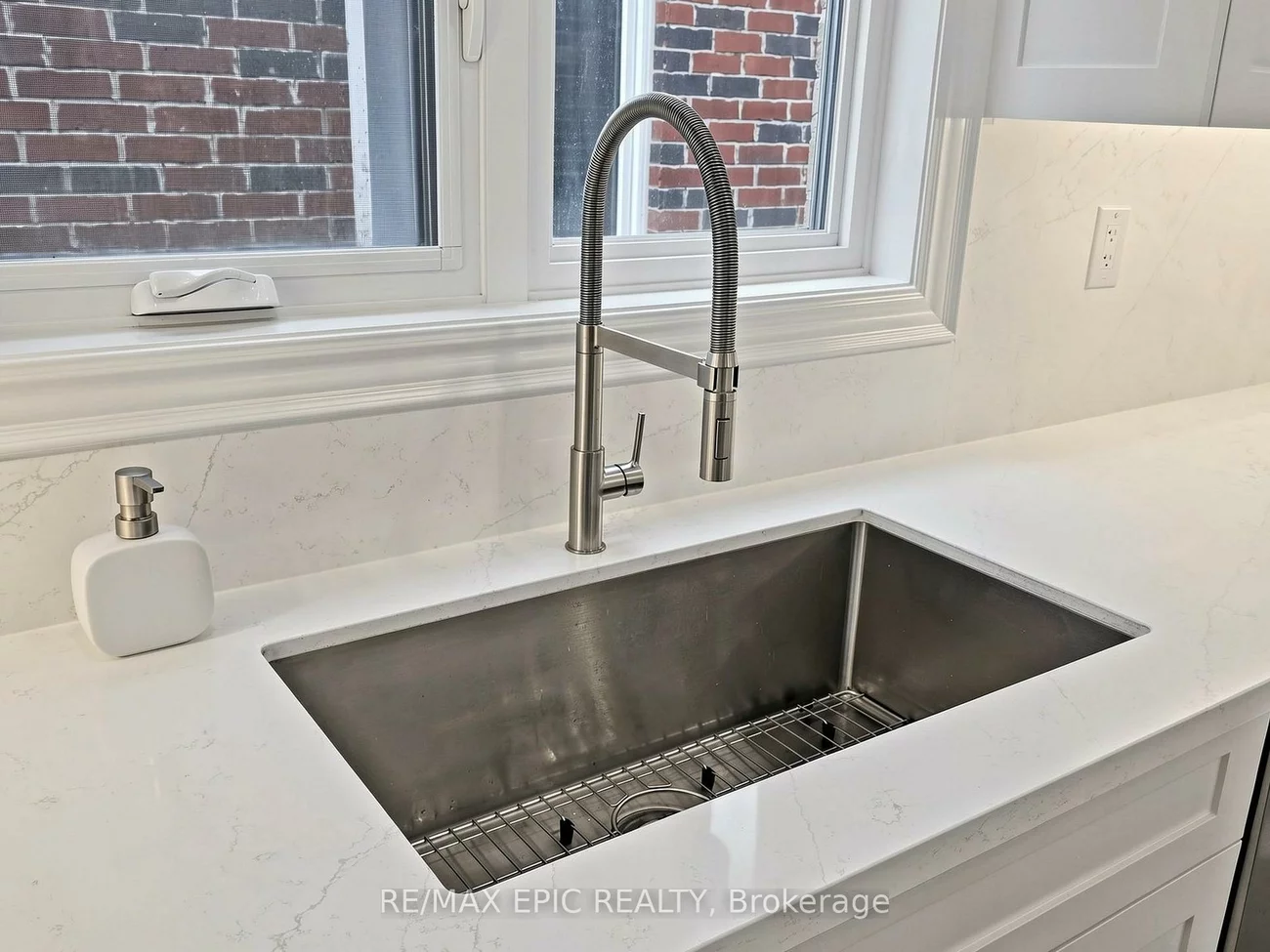 122, Scarlet, Bradford, Bradford West Gwillimbury