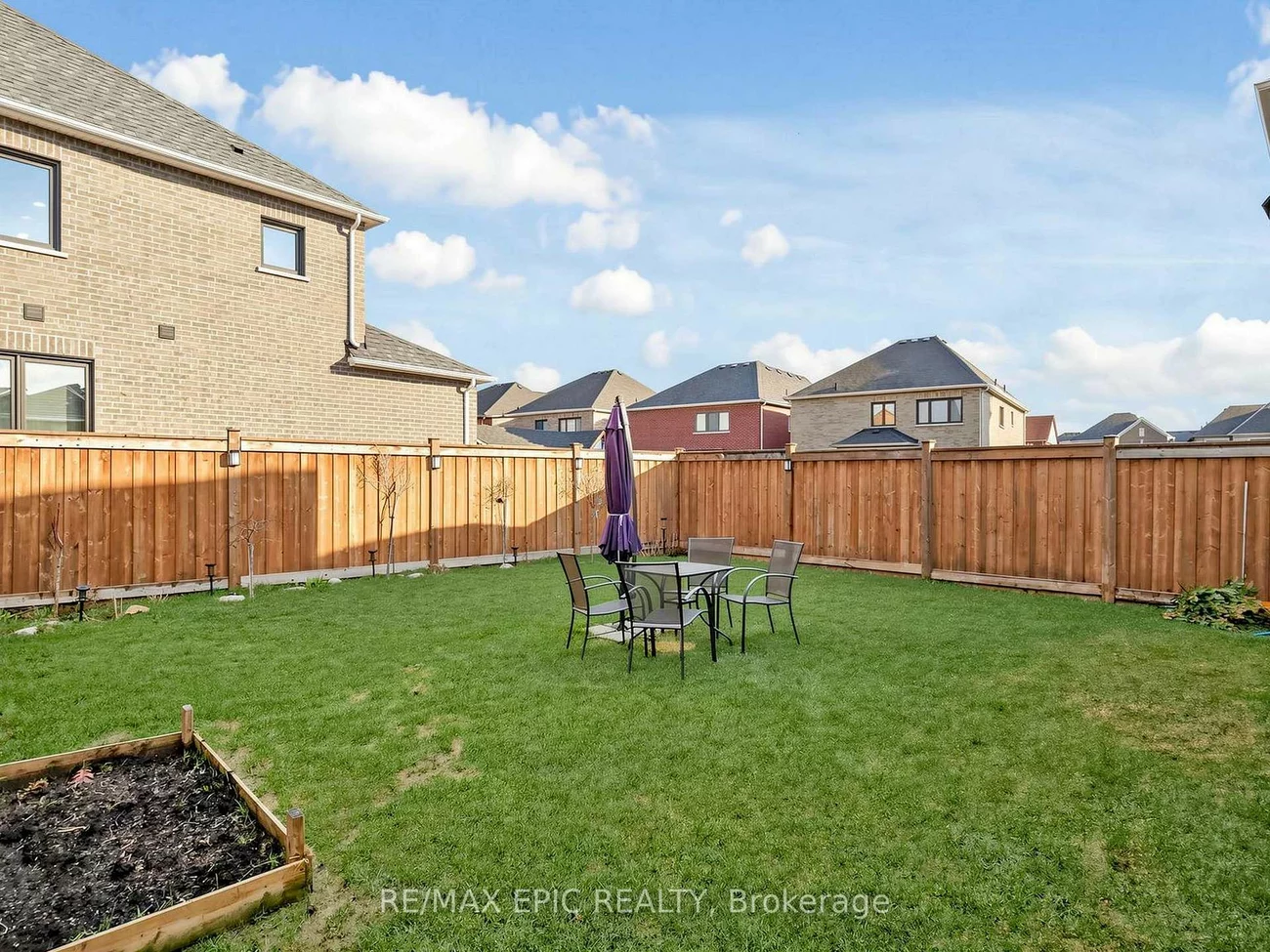 122, Scarlet, Bradford, Bradford West Gwillimbury