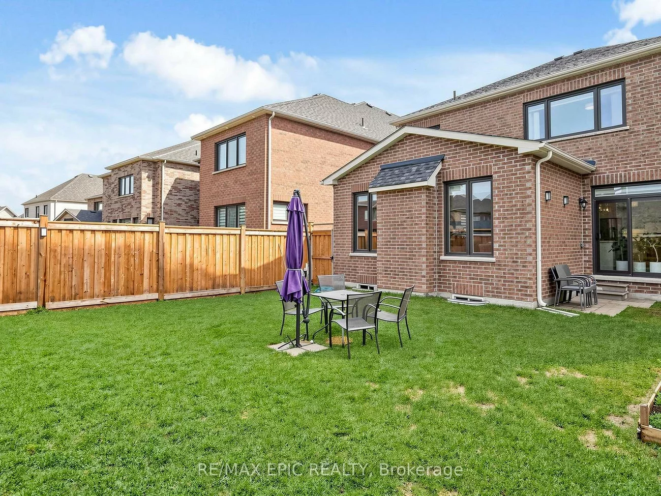 122, Scarlet, Bradford, Bradford West Gwillimbury