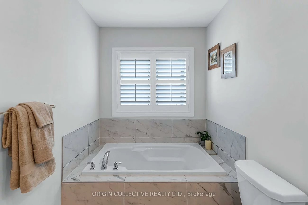 215, Landolfi, Bradford, Bradford West Gwillimbury
