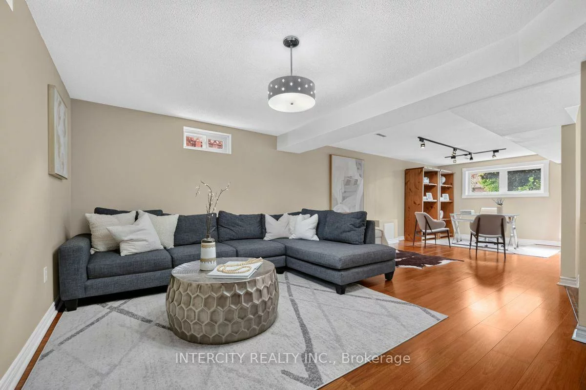 6, Compton, Bradford, Bradford West Gwillimbury