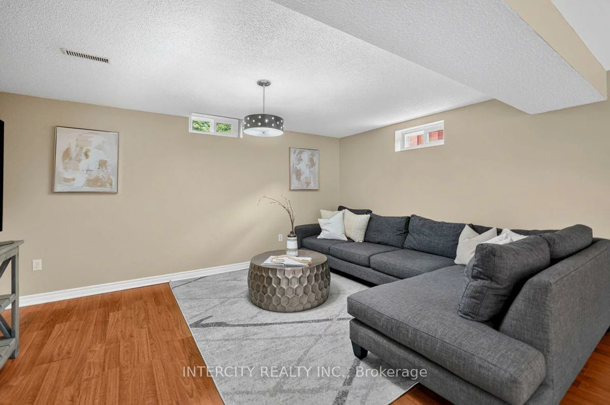 6, Compton, Bradford, Bradford West Gwillimbury