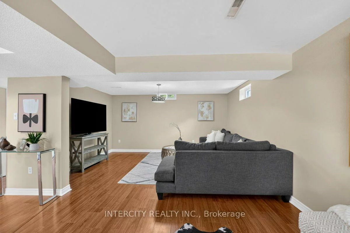 6, Compton, Bradford, Bradford West Gwillimbury