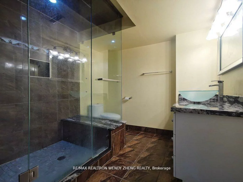 19, Village Lake, Bramalea North Industrial, Brampton