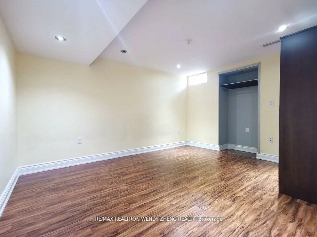19, Village Lake, Bramalea North Industrial, Brampton
