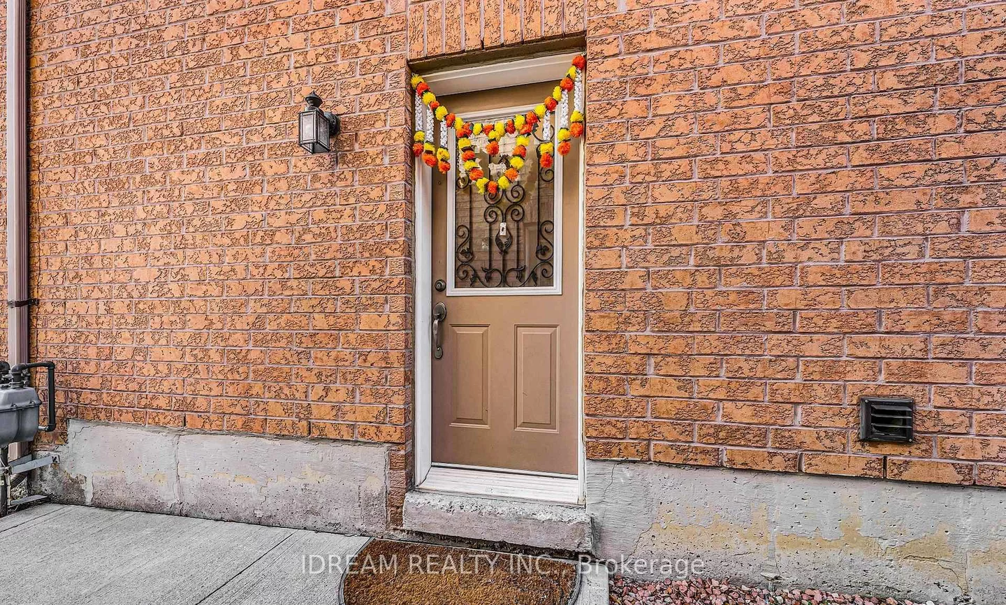 21, Chalkfarm, Northwest Sandalwood Parkway, Brampton