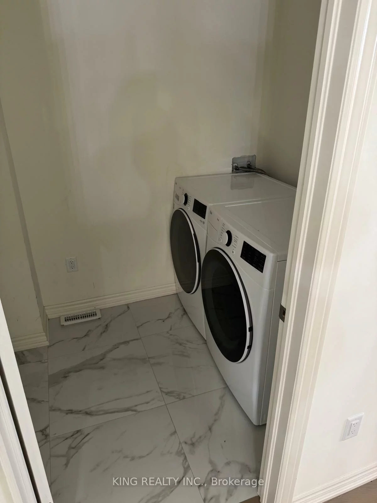 50, Eastman, Credit Valley, Brampton