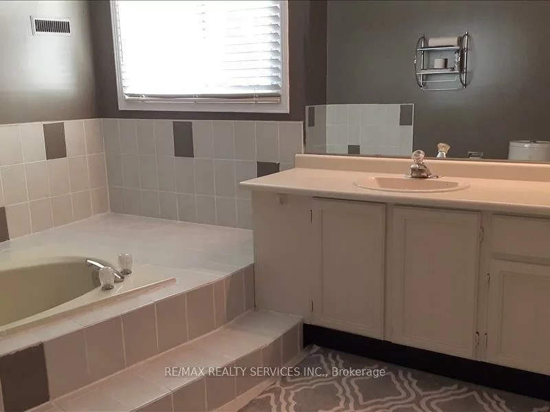 26, Hacienda, Snelgrove, Brampton